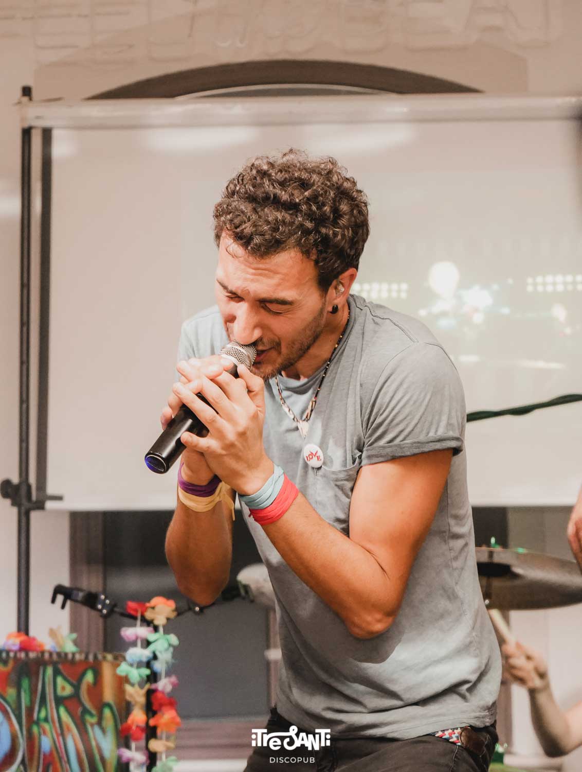 Marco Simone canta nel tributo ai Coldplay